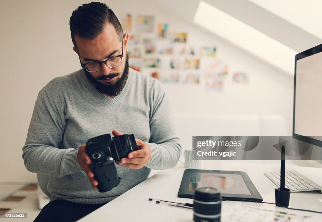 Fotógrafo mudar a lente na sua máquina fotográfica Digital.