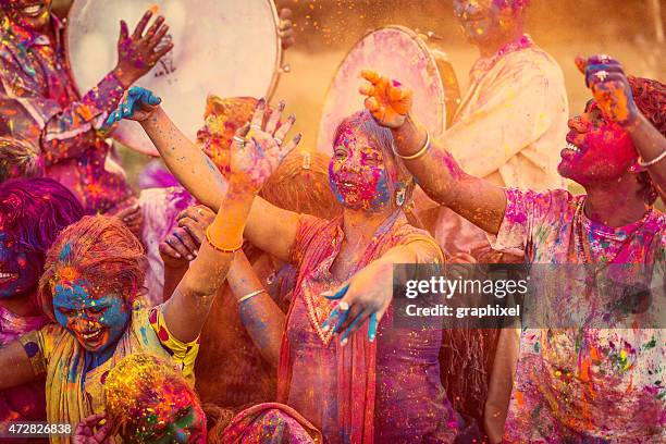 junge gruppe von freunden feiert holi festival - festival of colour stock-fotos und bilder