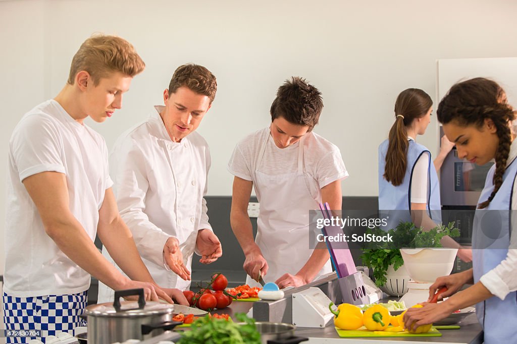 Gruppe von Studenten Lernen mit Trainer Köche