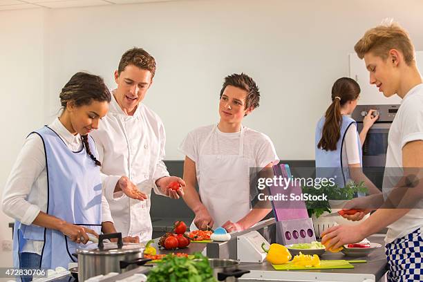 gruppe von studenten lernen mit trainer köche - young chefs cooking stock-fotos und bilder