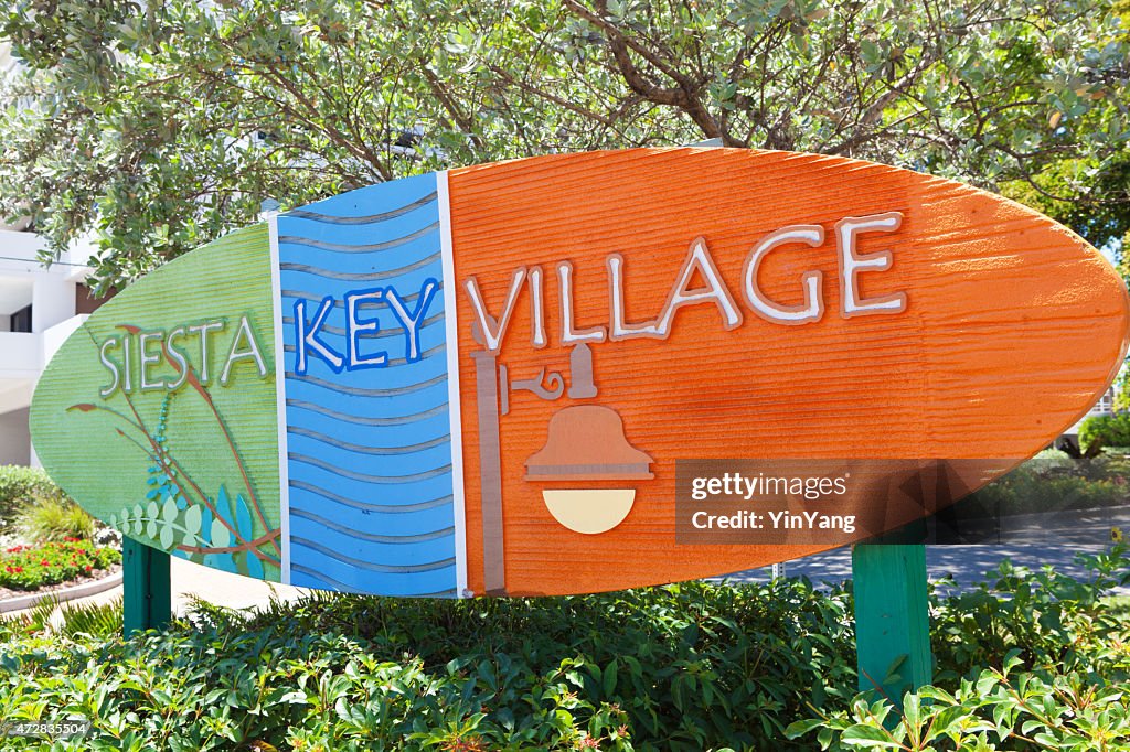 入口標示のビーチフロントの街のシエスタキーフロリダ