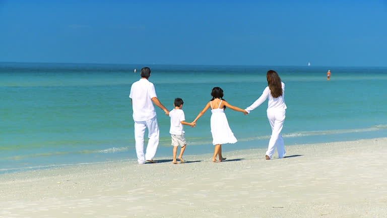 https://media.gettyimages.com/id/472843257/video/healthy-family-playing-on-the-beach.jpg?b=1&s=640x640&k=20&c=WF2dWyj4FVQTHHRiDtU8LPLXceGL7T-RVEht7qN6uhI=
