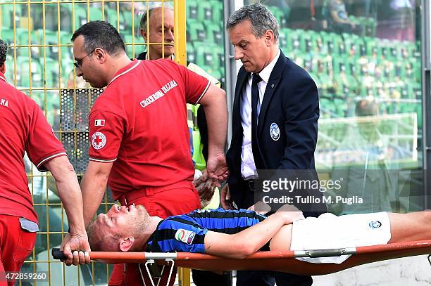 Andrea Masiello of Atalanta leaves the pitch after an injury during the Serie A match between US Citta di Palermo and Atalanta BC at Stadio Renzo...