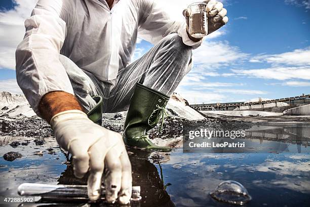 scientifique analyse de l'eau de la rivière - pollution eau photos et images de collection