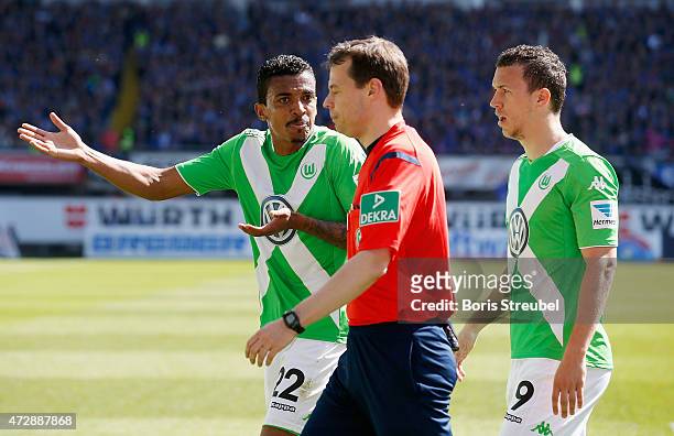 Luiz Gustavo of Wolfsburg reacts with Referee Markus Schmidt during the Bundesliga match between SC Paderborn and VfL Wolfsburg at Benteler Arena on...