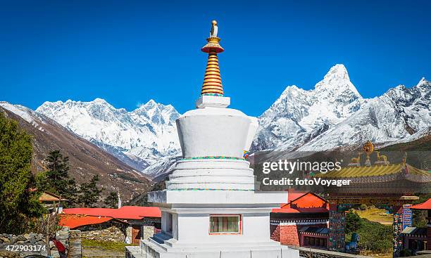 buddhist stupa tengboche monastery overlooked by everest himalaya mountains nepal - khumbu stockfoto's en -beelden
