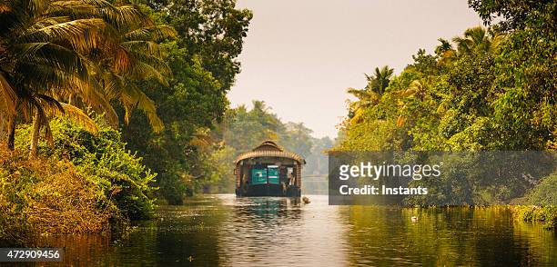hausboot auf den kerala backwaters im süden indiens - bundesstaat kerala stock-fotos und bilder