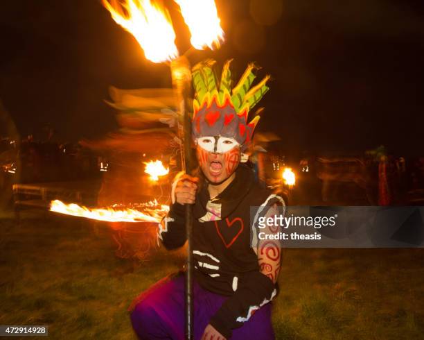 fire dancers au beltane feu festival d'édimbourg - beltane photos et images de collection
