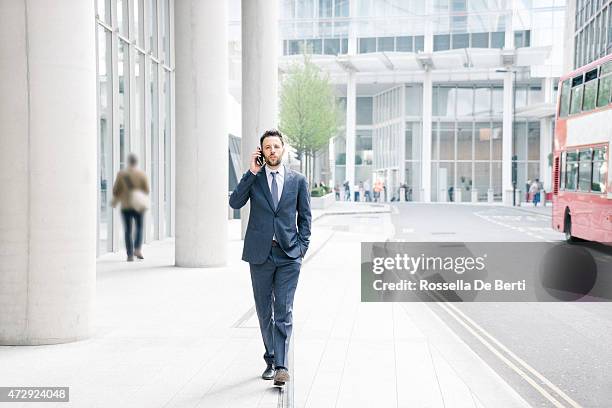 businessman talking on the phone - bringing home the bacon engelse uitdrukking stockfoto's en -beelden