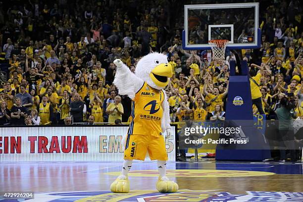 O2 Mascott Mascot Albatros Photos and Premium High Res Pictures - Getty Images