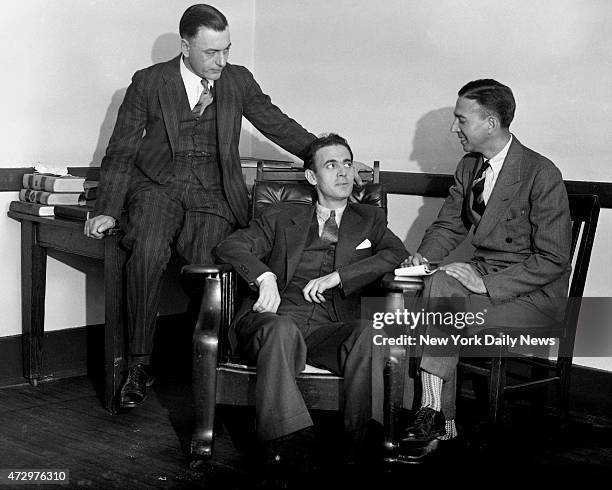 Daily News reporter John O'Donnell talks with Jack Legs Diamond and his attorney Daniel Prior.