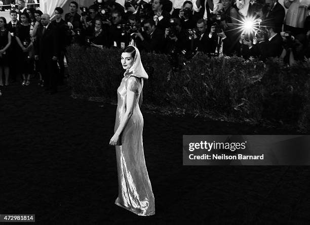 Anne Hathaway attends the "China: Through The Looking Glass" Costume Institute Benefit Gala at the Metropolitan Museum of Art on May 4, 2015 in New...