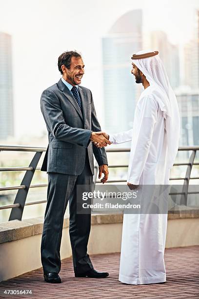 emirati doing business - the standing men stock pictures, royalty-free photos & images