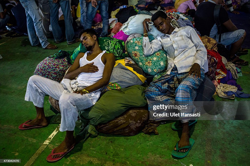 Boats Carrying Hundreds Of Rohingya Refugees From Myanmar Wash Up On Indonesian Shores