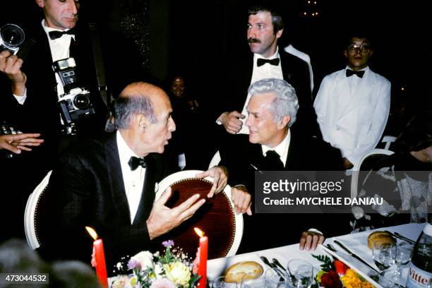 Former French President Valery Giscard d'Estaing is seen talking with US actor Tony Curtis during a gala diner at the "Hôtel des Ambassadeurs" during...