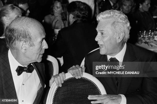 Former French President Valery Giscard d'Estaing is seen talking with US actor Tony Curtis during a gala diner at the "Hôtel des Ambassadeurs" during...