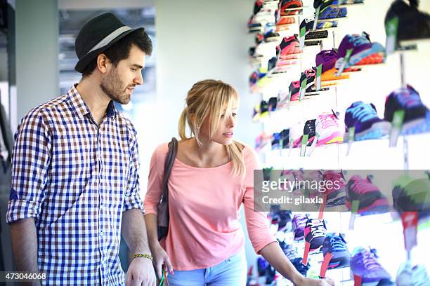 two people buying shoes in retail store. - purple shoe 個照片及圖片檔