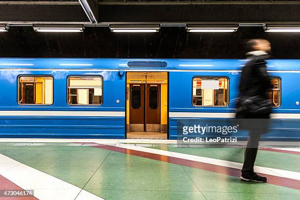 commuter businessman walking on the subway platform - treincoupé stockfoto's en -beelden