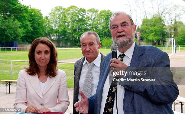 Wolfgang Watzke from the Egidius Braun Stiftung, Siegfried Pillmann of TSV Wandsetal and Minister Of State For Migration, Refugees And Integration...