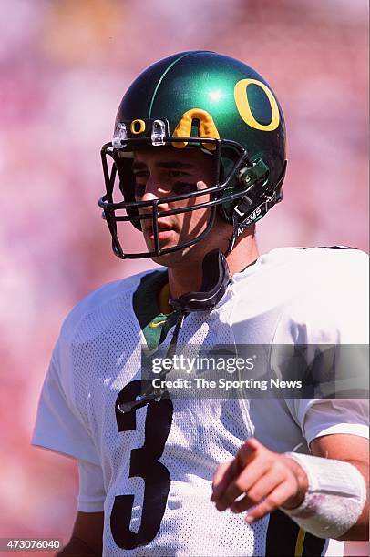 Joey Harrington of the Oregon Ducks looks on against the USC Trojans on October 14, 2000.