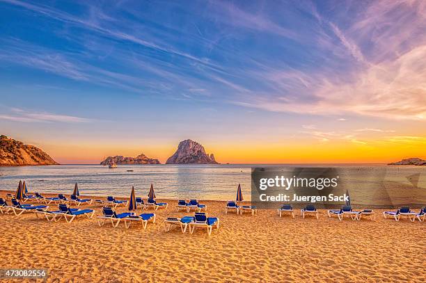 hermosa puesta de sol playa a cala d'hort en ibiza  - españa fotografías e imágenes de stock