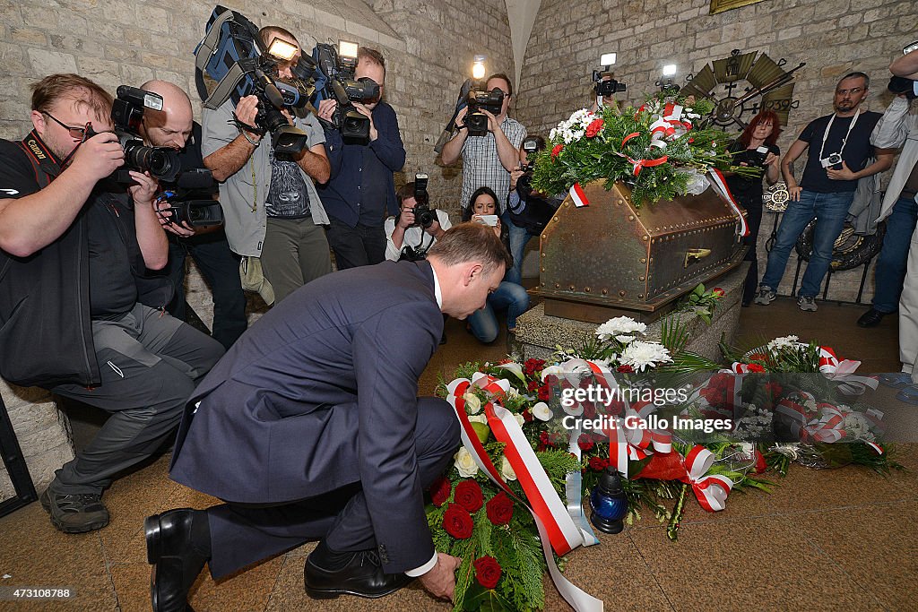 Andrzej Duda pays his Respects to Former President Kaczynski