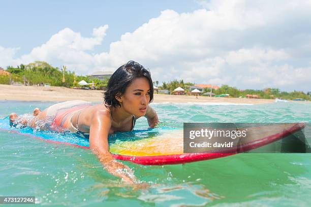 menina asiática de surf - kuta imagens e fotografias de stock