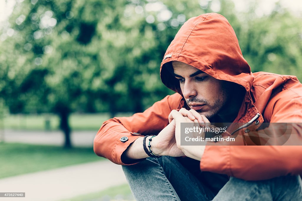 Deprimido Homem no parque