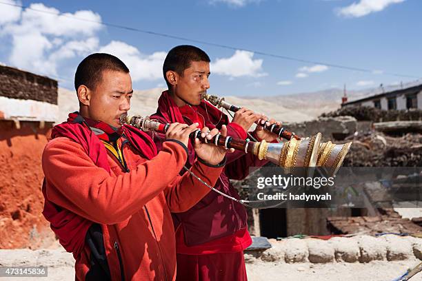 monjes budistas tibetano jugando en la parte superior del mustang trompas - mustang fotografías e imágenes de stock