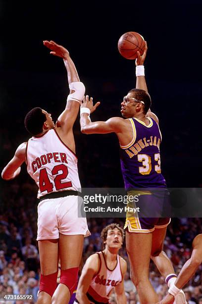 Kareem Abdul-Jabbar of the Los Angeles Lakers shoots against Wayne Cooper of the Portland Trail Blazers circa 1989 at Memorial Coliseum in Portland,...