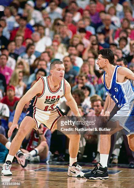 Chris Mullin of the U.S. Mens Olympic Basketball Team guards his position during a game circa 1992 during the 1992 Summer Olympics at Pavelló Olímpic...