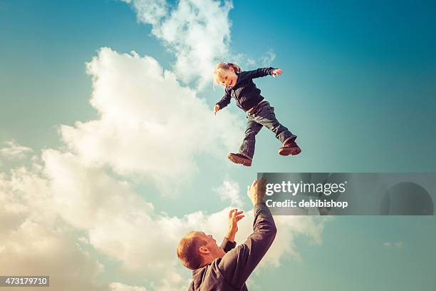 pai rapariga queda captura de céu nublado - arremessar imagens e fotografias de stock