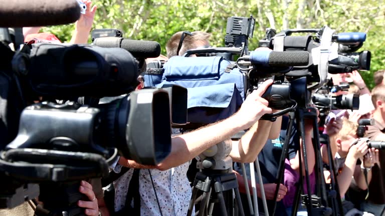 Real Reporter 14,280 Famous News Reporters Stock Videos, Footage, & 4K Video Clips ...