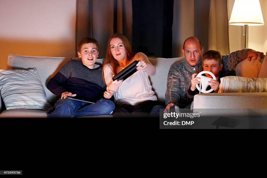 Caucásica familia en su casa jugando videojuegos