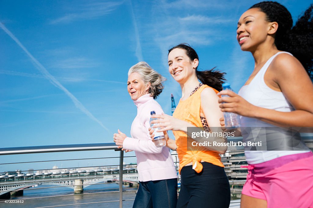 Lächelnde Frau Joggen zusammen