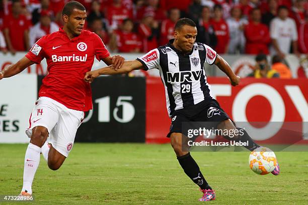 Ernando of Internacional battles for the ball againt Patrick of Atletico-MG during the match between Internacional and Atletico-MG as part of Copa...