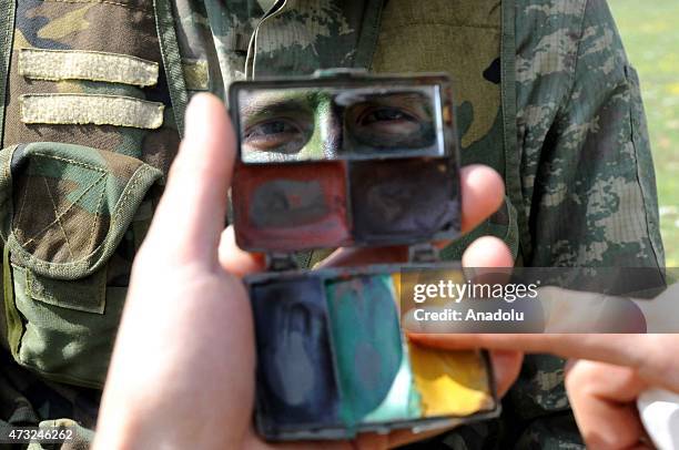 Commando Face Paint Photos and Premium High Res Pictures - Getty Images