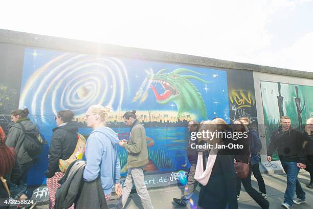 people walking along the eastside gallery in berlin - east side gallery 個照片及圖片檔