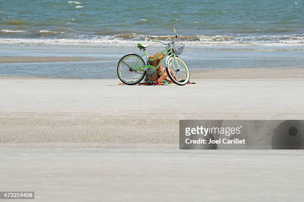 woman with bicycle at coligny beach on hilton head - hilton head stock pictures, royalty-free photos & images