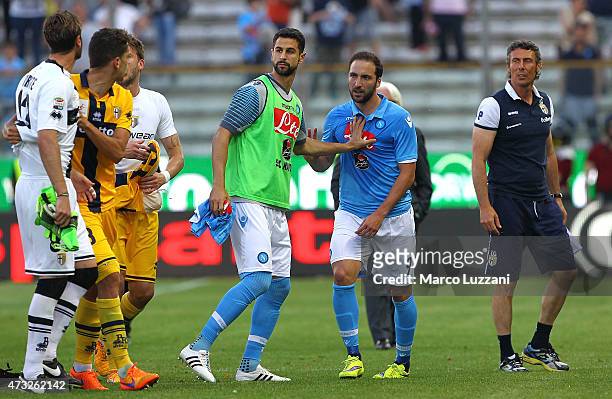 Antonio Mirante of Parma FC reacts with Gonzalo Higuain of SSC Napoli at the end of the Serie A match between Parma FC and SSC Napoli at Stadio Ennio...