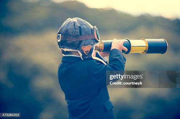 jovem rapaz em uma fantasia de negócios com telescópio. - kids creativity imagens e fotografias de stock