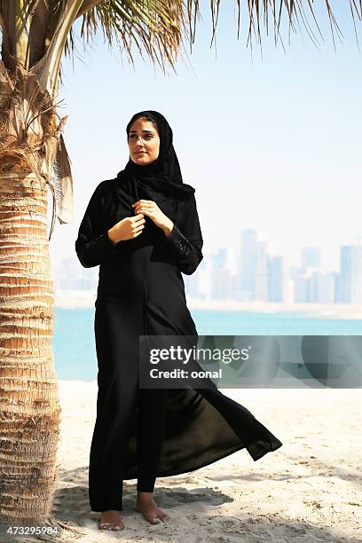 arab mujer de pie en la playa - fashion omani women fotografías e imágenes de stock