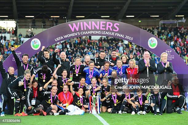 Frankfurt's team poses with the trophy after their 2-1 win in the UEFA Champions League women football match final Paris Saint-Germain vs 1 FFC...