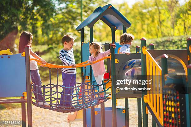 kinder spielen in den park am spielplatz und kommunikation. - spielgerät stock-fotos und bilder