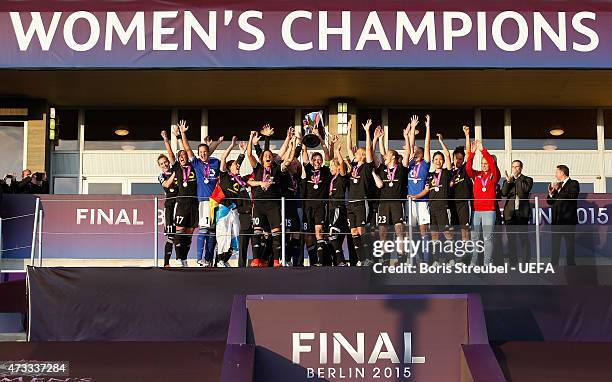 The team of Frankfurt celebrate with the cup after winning the UEFA Women's Champions League final match between 1. FFC Frankfurt and Paris St....