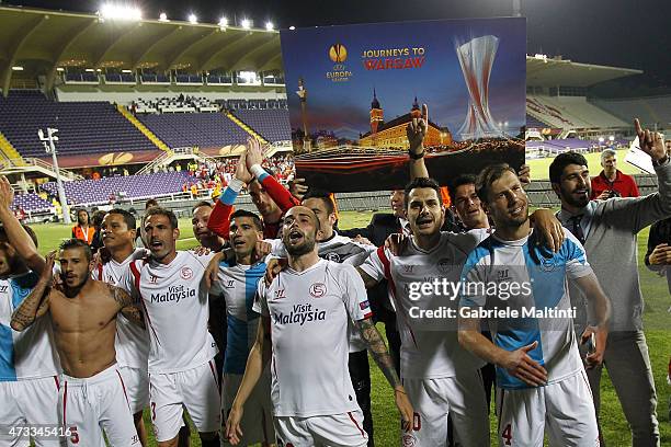 Players of FC Sevilla celebrate the victory after the UEFA Europa League Semi Final match between ACF Fiorentina and FC Sevilla on May 14, 2015 in...