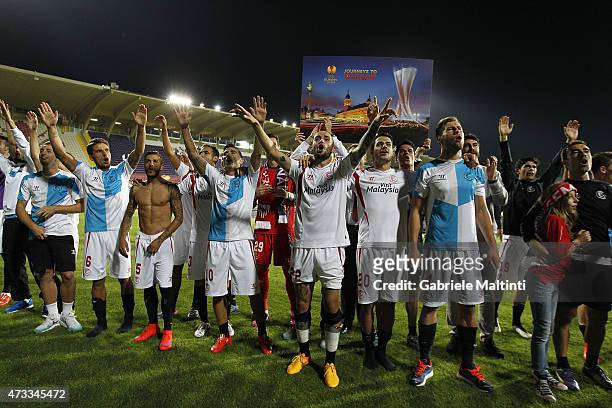Players of FC Sevilla celebrate the victory after the UEFA Europa League Semi Final match between ACF Fiorentina and FC Sevilla on May 14, 2015 in...