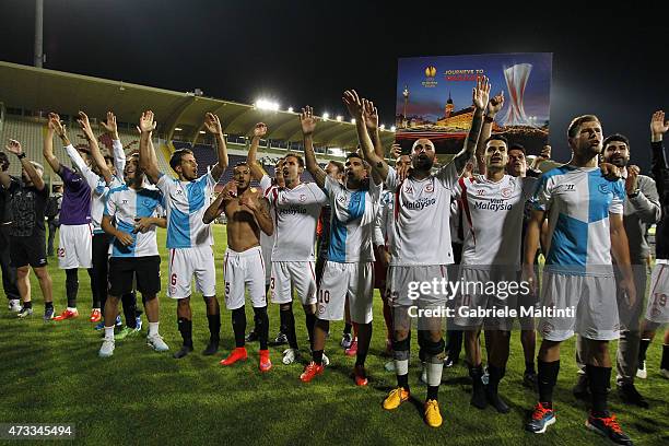 Players of FC Sevilla celebrate the victory after the UEFA Europa League Semi Final match between ACF Fiorentina and FC Sevilla on May 14, 2015 in...