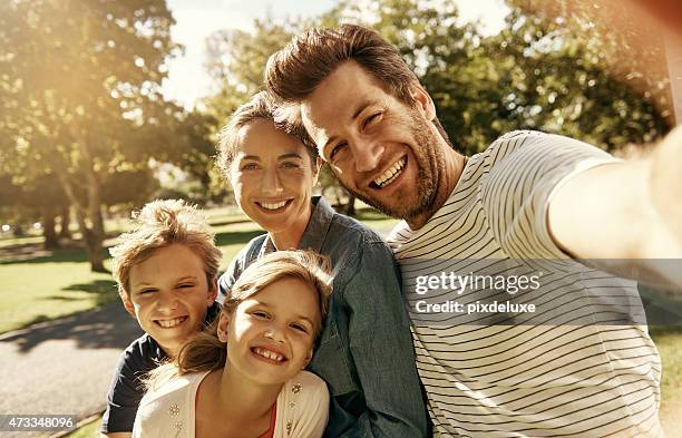 immagine di amore e felicità - famiglia con due figli foto e immagini stock