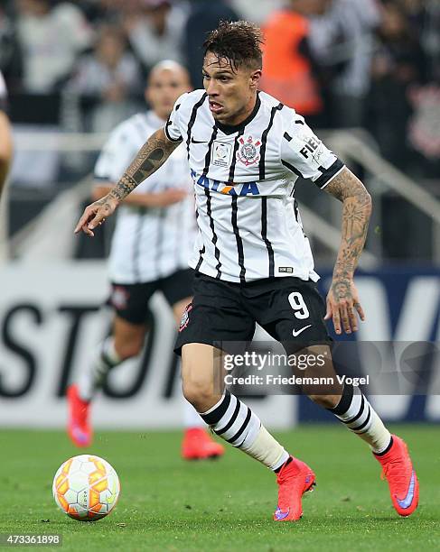 Guerrero of Corinthians runs with the ball during a match between Corinthians and Guarani as part of round of sixteen of Copa Bridgestone...